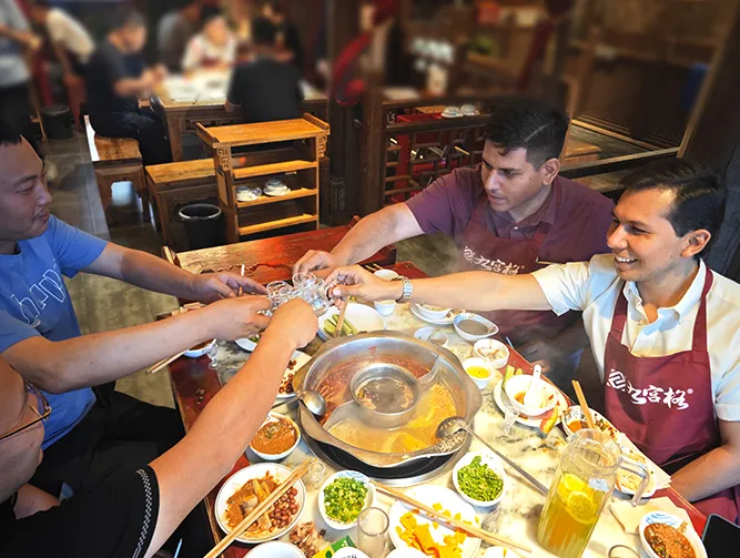 يأتي العملاء إلى مصنعنا للتعرف على التقنيات ذات الصلة لتشغيل آلات الشبكات المعدنية الموسعة عالية السرعة